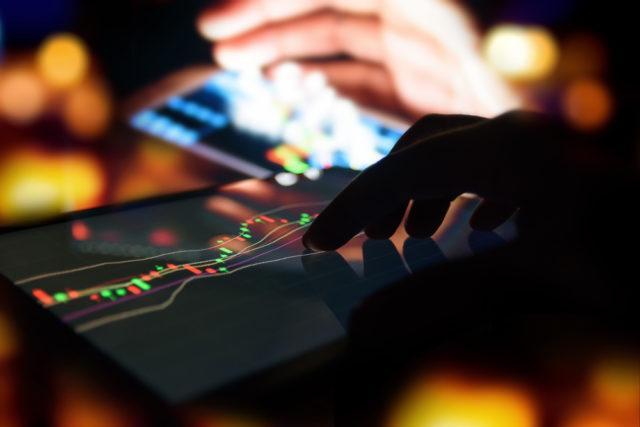 Инвесторы начали выводить с бирж по 2 000 BTC в день Инвесторы начали выводить с бирж по 2 000 BTC в день